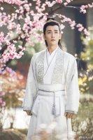 曉來誰染霜林醉