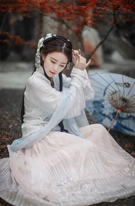 露桃花裏便知秋